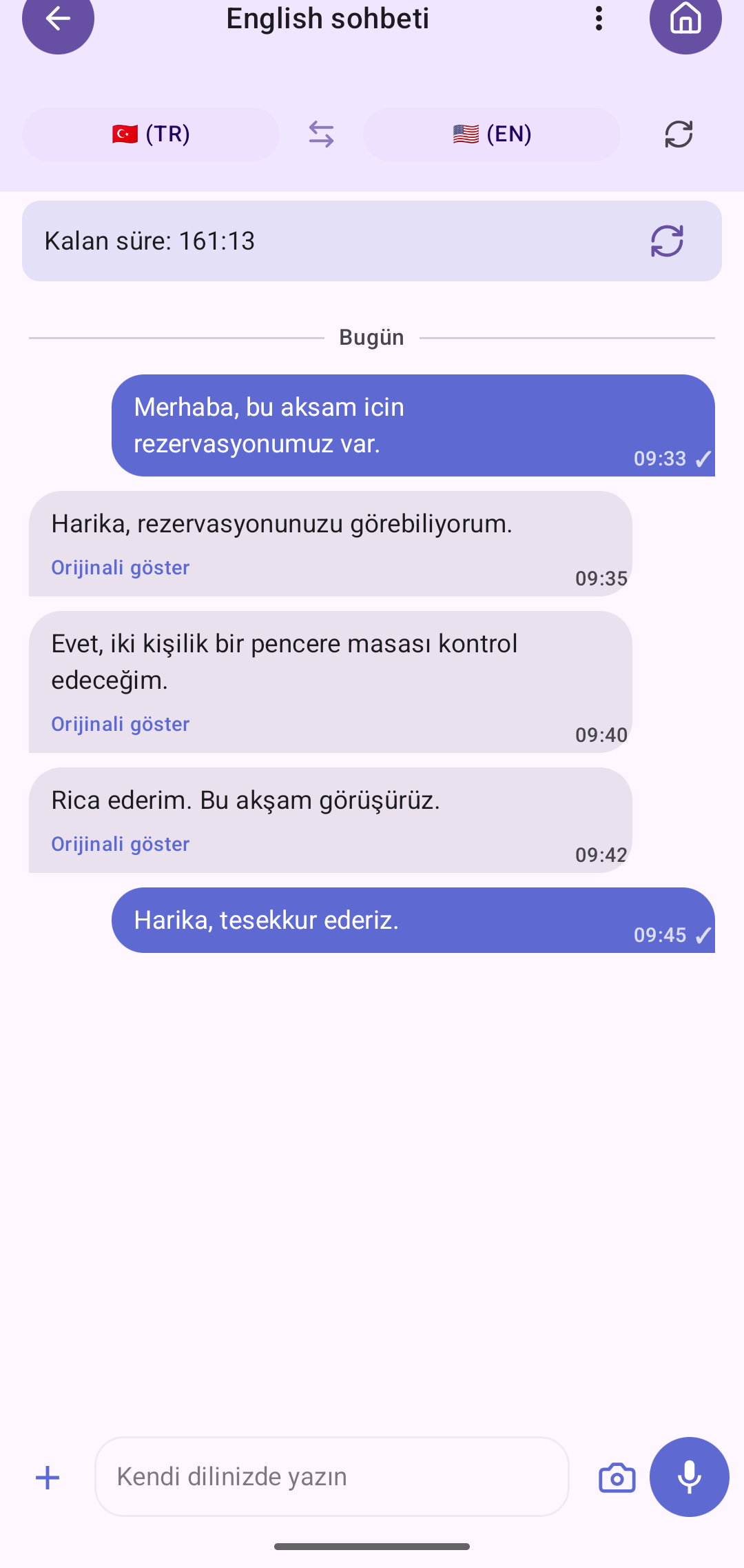 TripVox sohbet ekranı: otel rezervasyonu için Türkçe ve İngilizce aynı konuşmada.