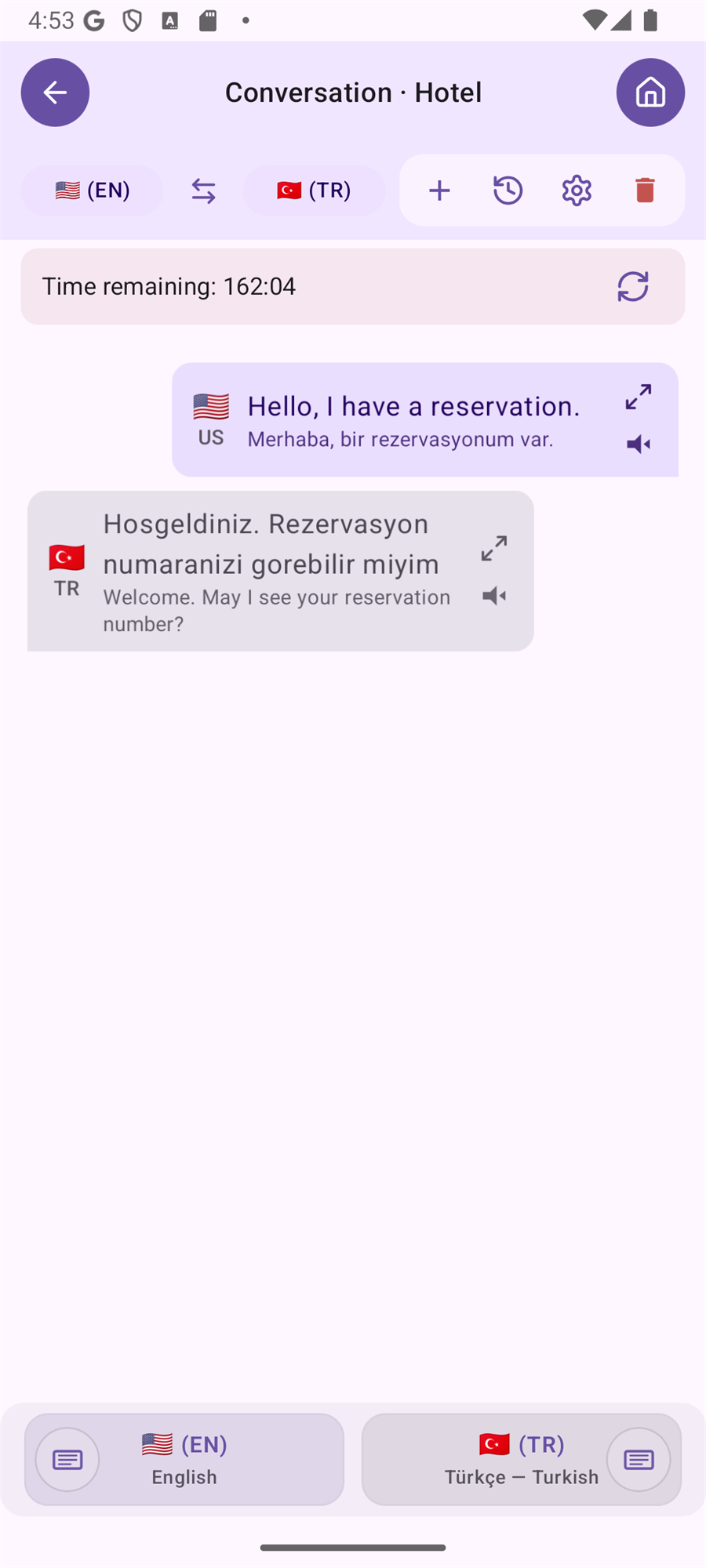 TripVox Tercüman ekranı: otelde İngilizce ve Türkçe sırayla ilerleyen bir konuşma.